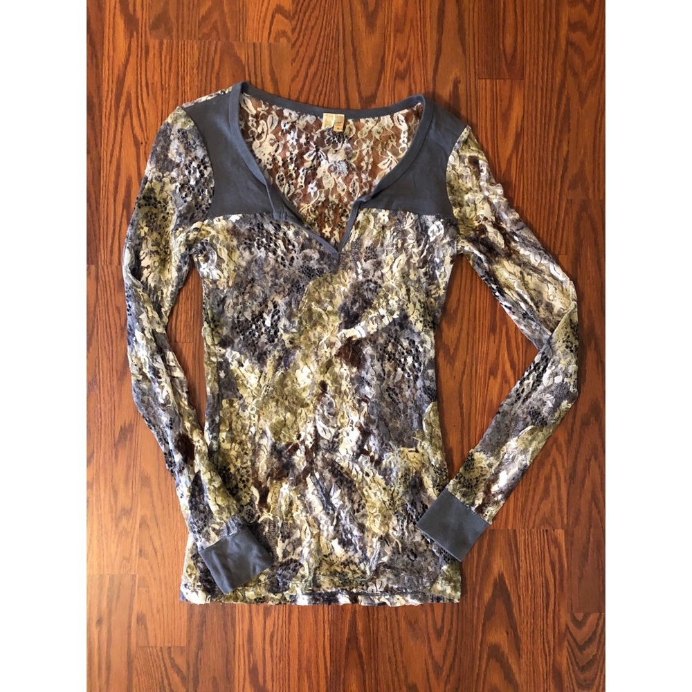 Buckle stretch top